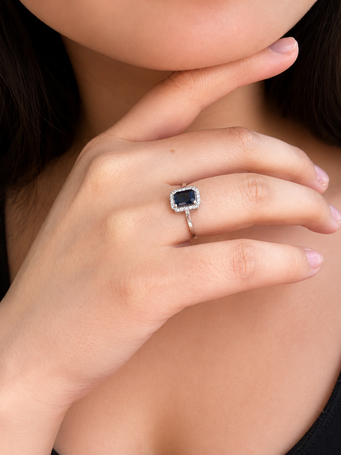 Anillo de zafiro con halo de diamantes en oro 14k
