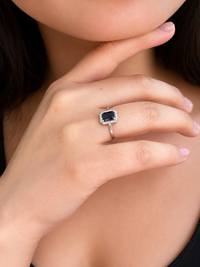 Anillo de zafiro con halo de diamantes en oro 14k