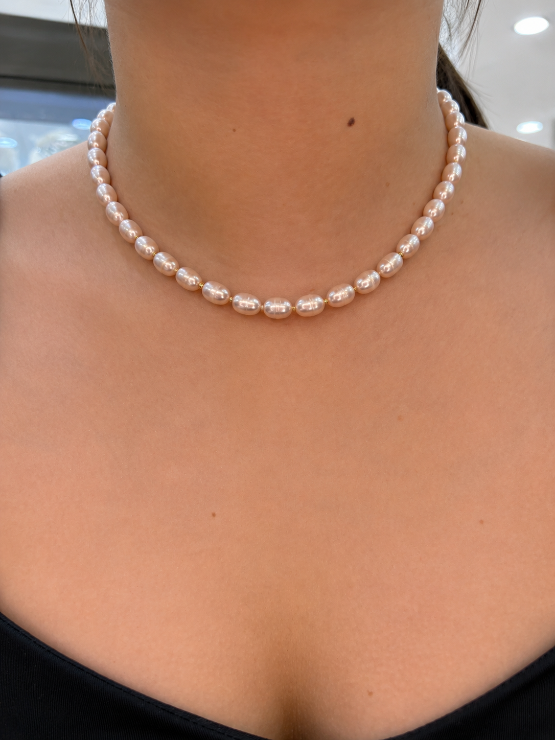 Collar de perla rosa con bolitas bimetal y broche oro 10k