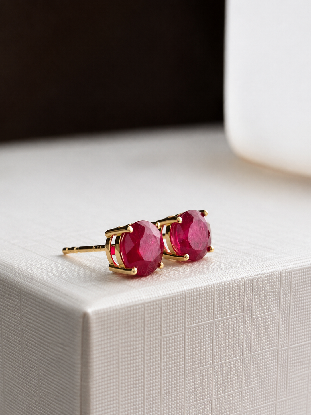 Arete de rubí en oro 14k