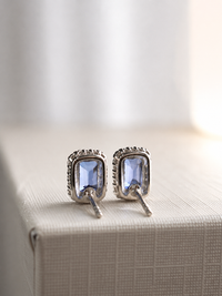 Arete de zafiro con halo de diamantes en oro blanco 14k