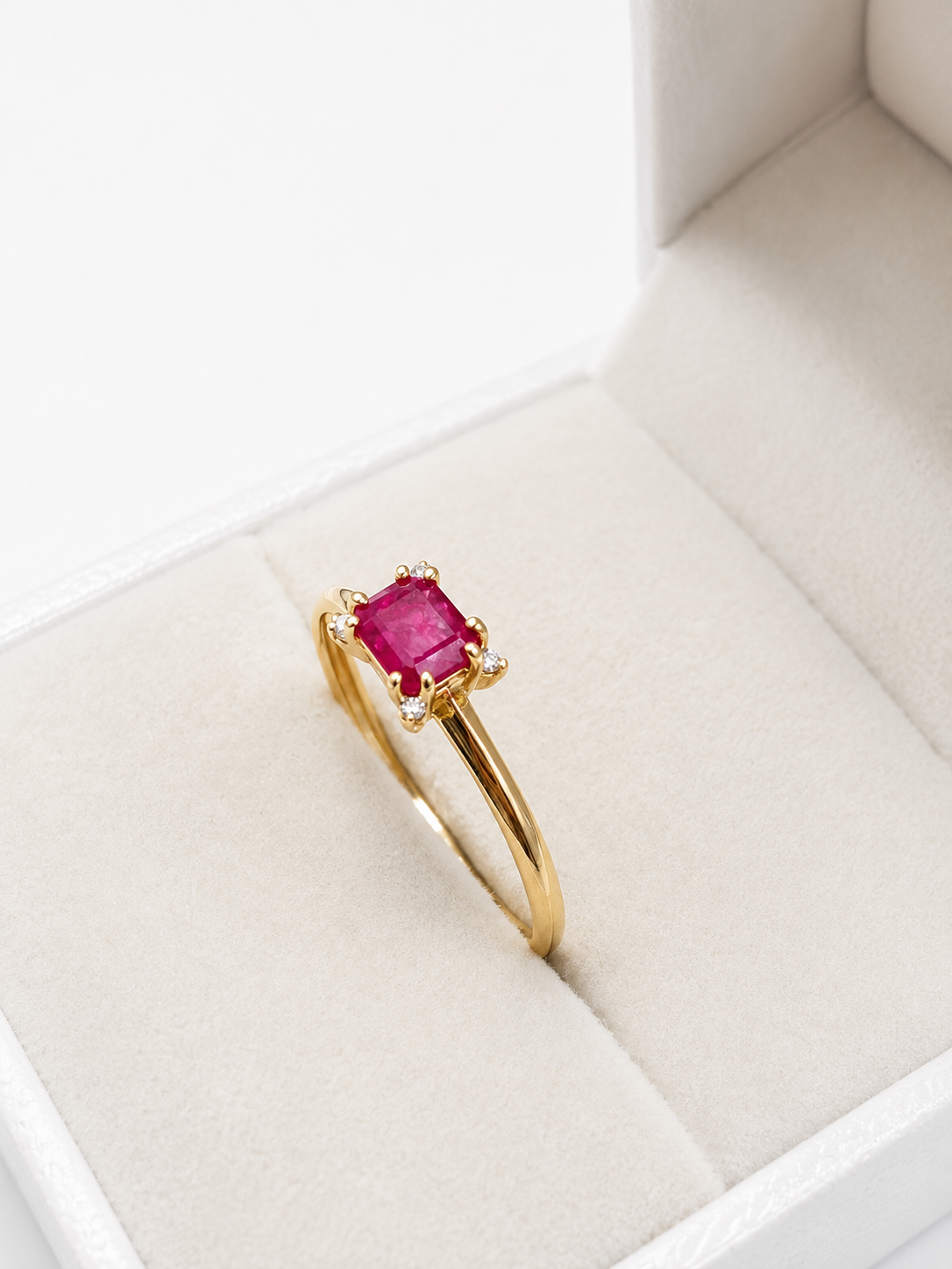 Anillo de rubi rectangular con 4 mini diamantes en oro 14k