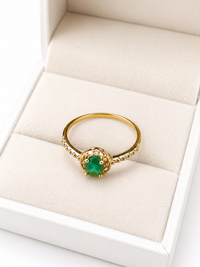 Anillo oval de esmeralda con halo de diamantes naturales en oro 14k