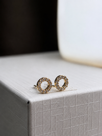 Arete de silueta con diamantes naturales en oro 14k