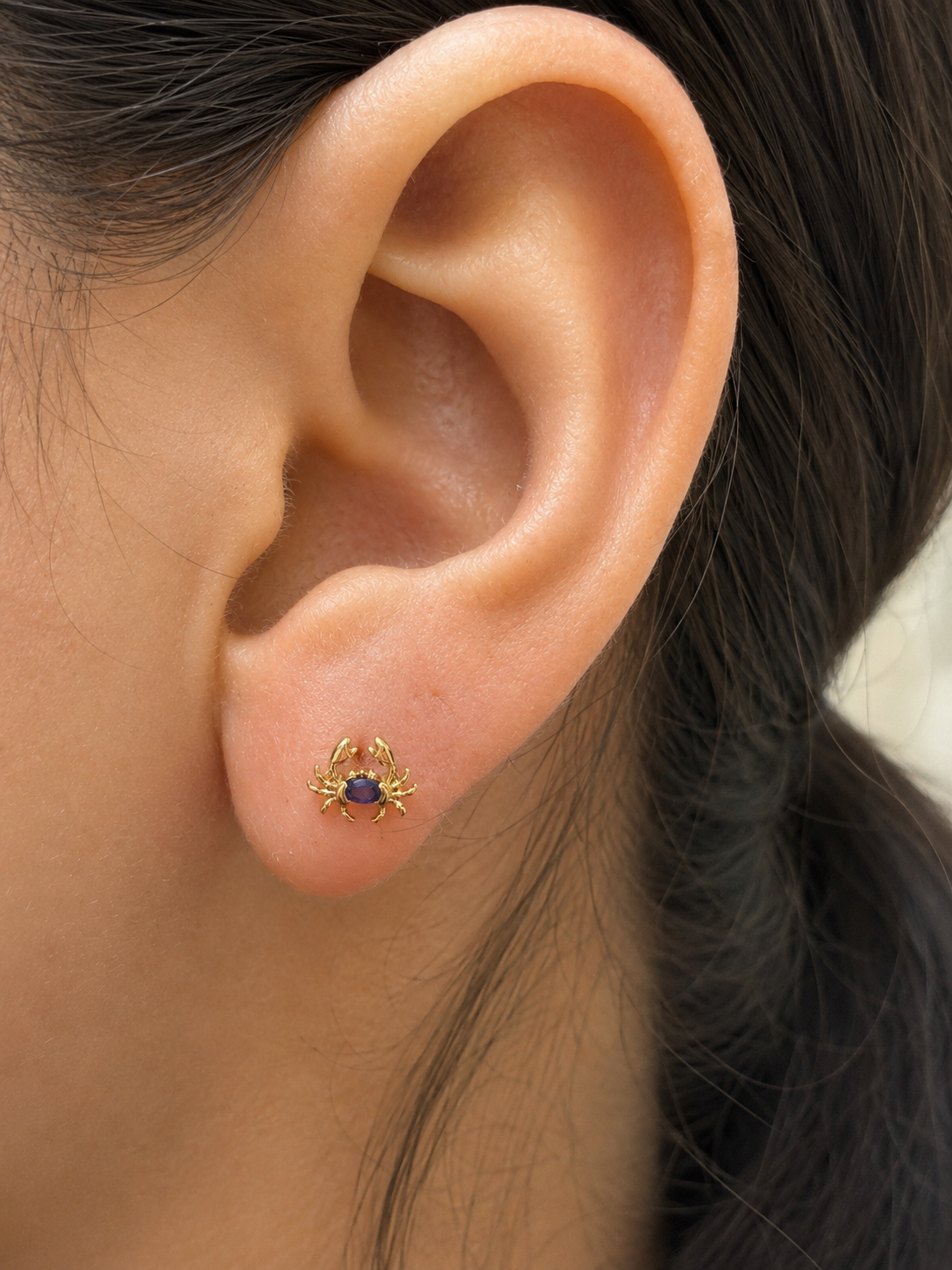 Arete cangrejo zafiro en oro 14k