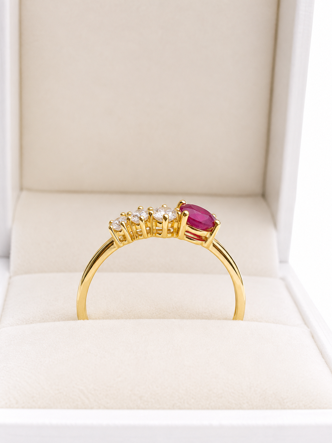Anillo de rubi oval con 3 diamantes en oro 14k