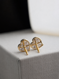 Arete de corazón con diamantes naturales en oro 10k