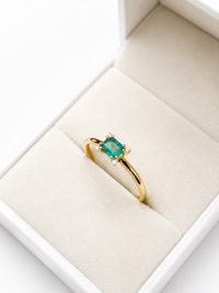 Anillo de esmeralda con 4 mini diamantes naturales en oro 14k