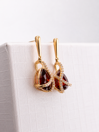 Arete largo de granate  con diamantes en oro 14k