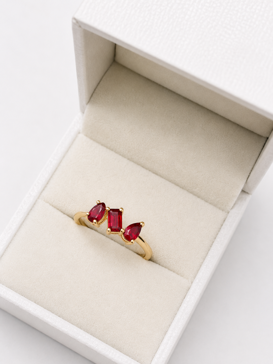 Anillo 3 cortes de rubi en oro 14k