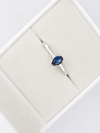 Anillo de zafiro gota en oro blanco 14k