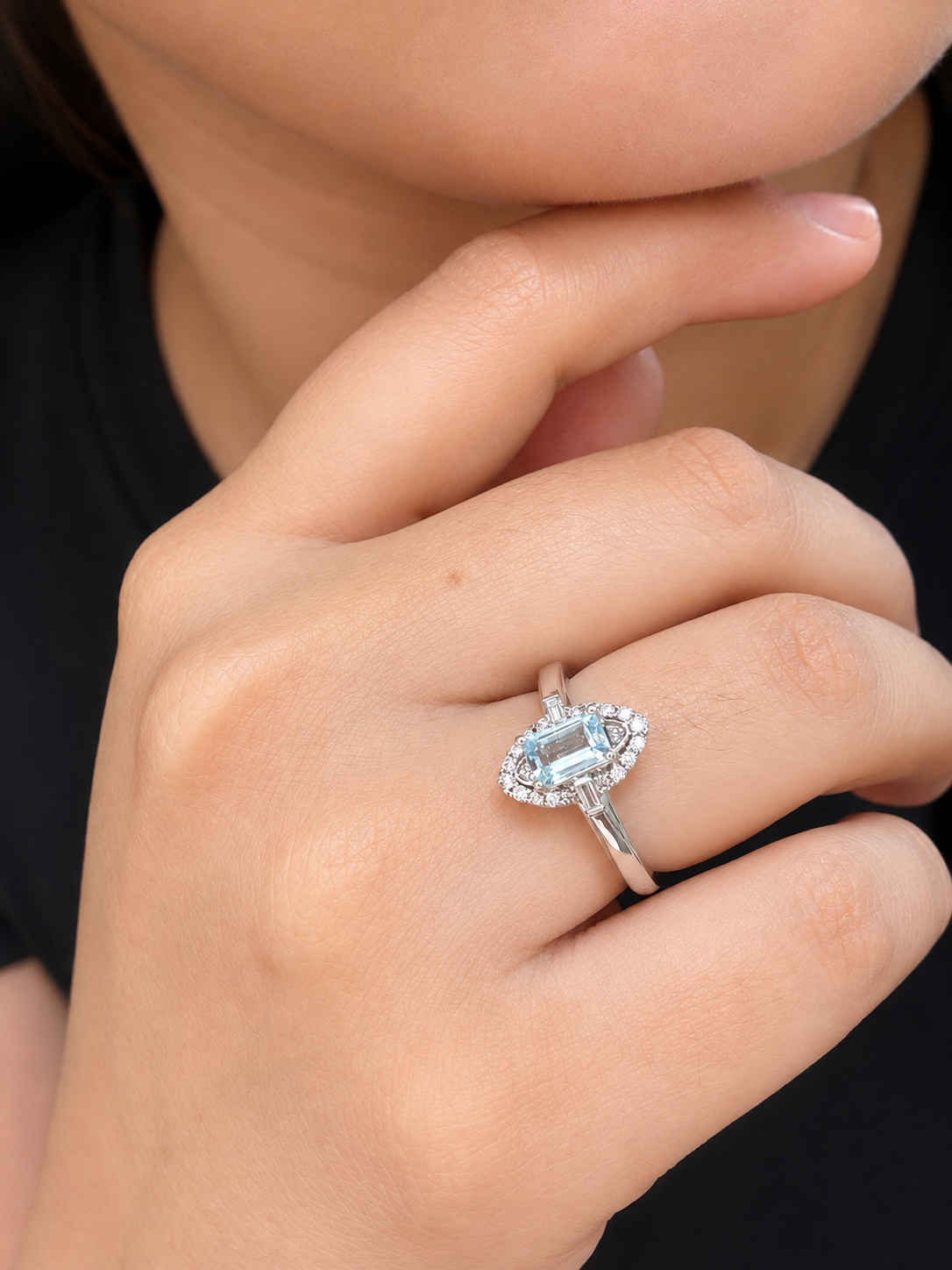 Anillo aguamarina con halo de diamantes en oro blanco 14k