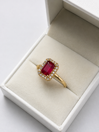 Anillo de rubi con halo de diamante en oro 14k
