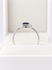 Anillo de zafiro con halo de diamantes en oro 14k
