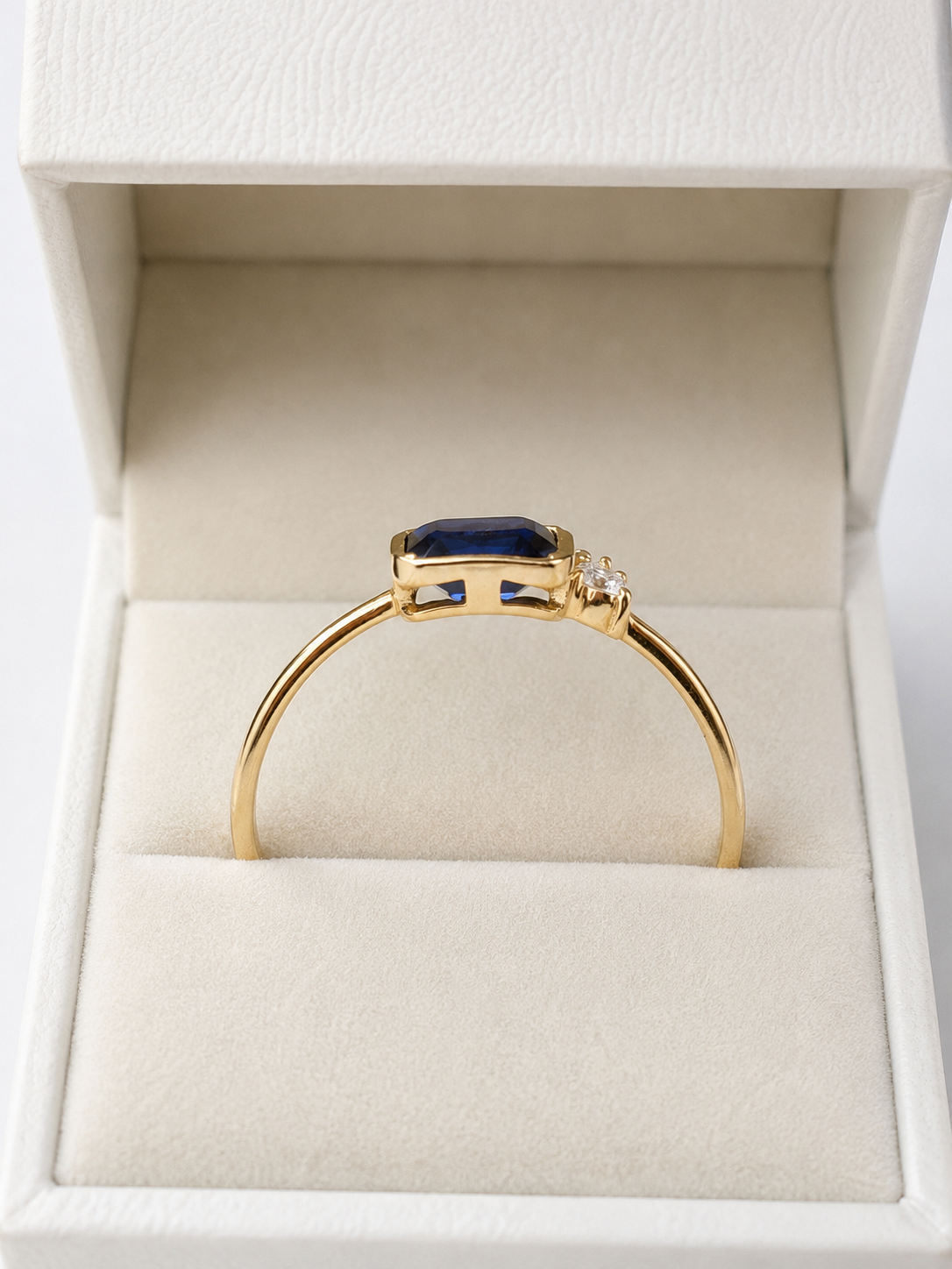 Anillo de zafiro con 2 mini diamantes en oro 14k