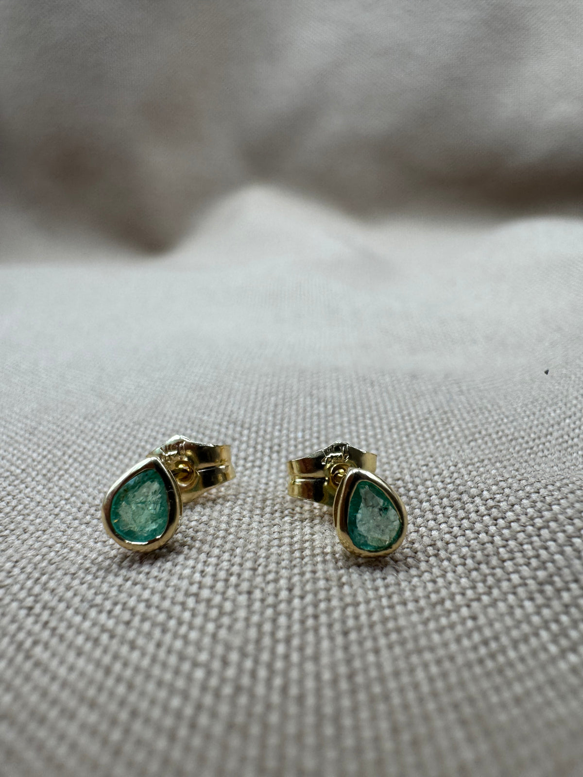 Arete gota de esmeralda