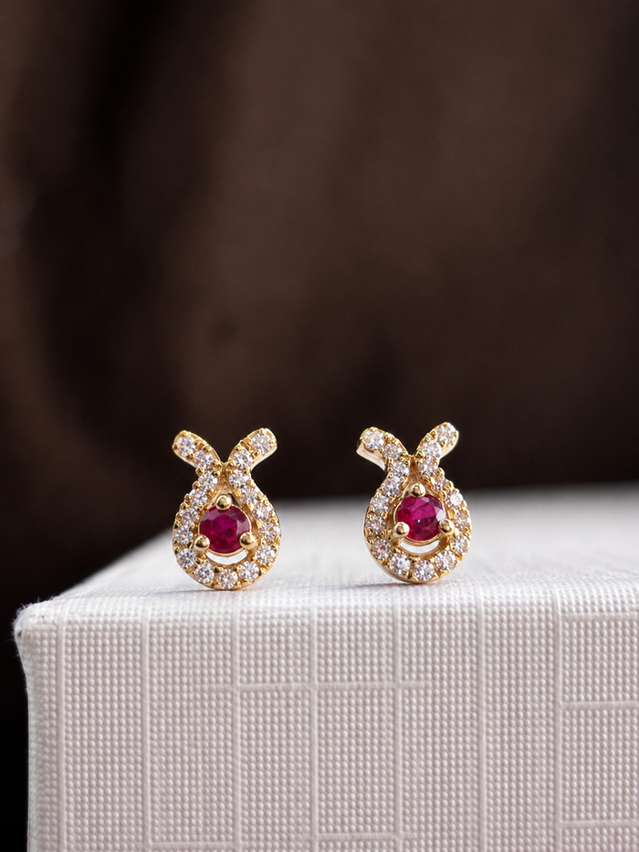 Arete de rubí con diamantes en oro 14k