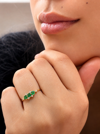 Anillo 3 esmeraldas en y diamantes naturales en oro 14k
