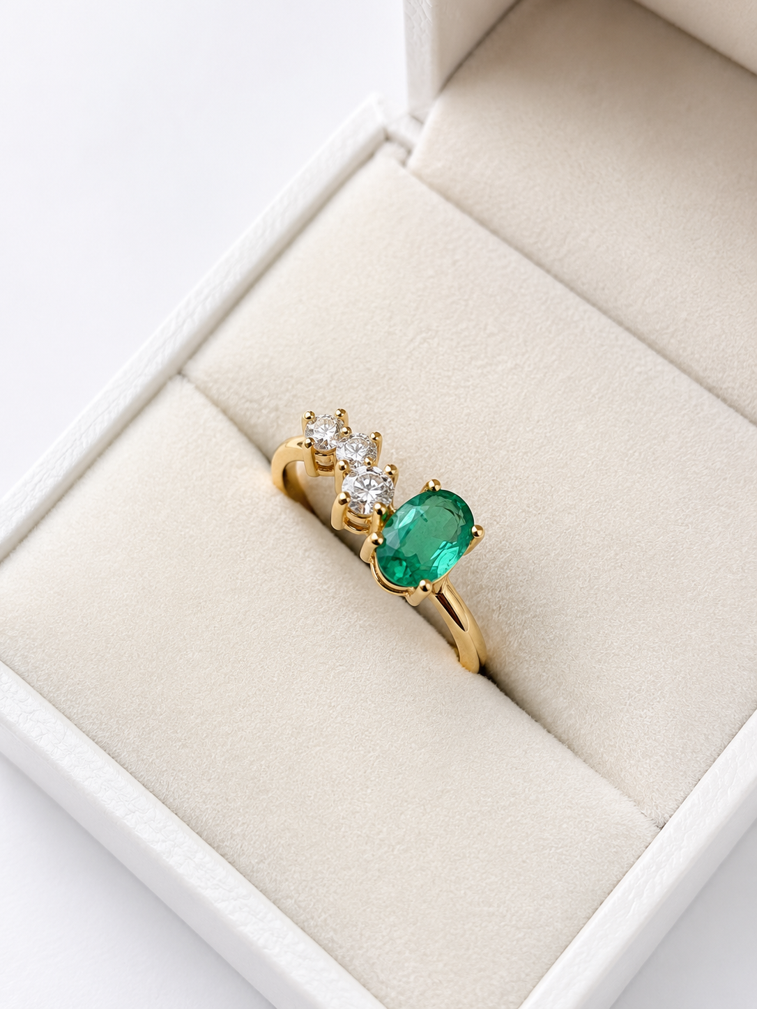 Anillo de esmeralda oval con 3 diamantes en oro 14k