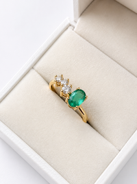 Anillo de esmeralda oval con 3 diamantes en oro 14k
