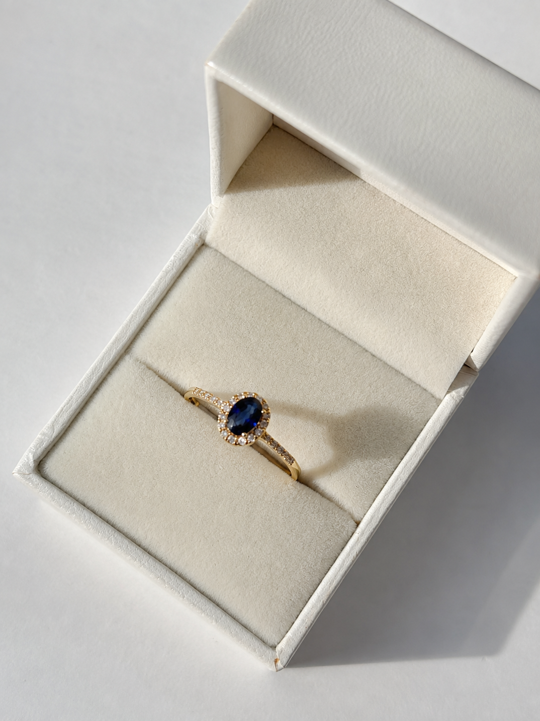 Anillo de zafiro oval con halo de diamantes en oro 14k