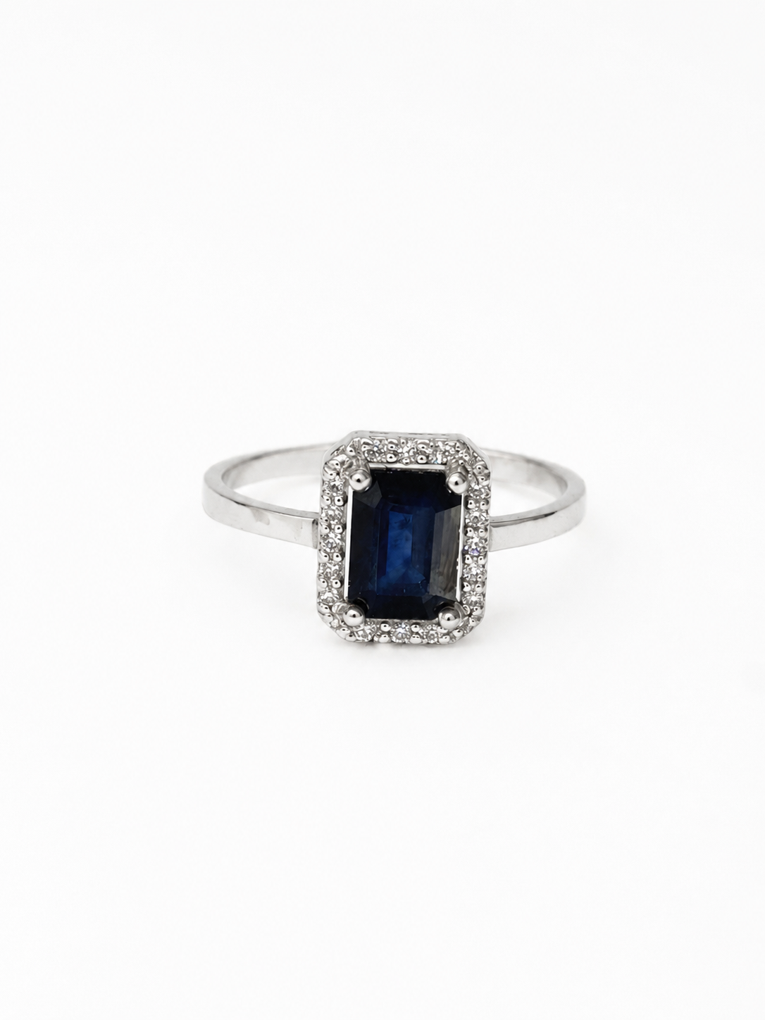 Anillo de zafiro con halo de diamantes en oro 14k
