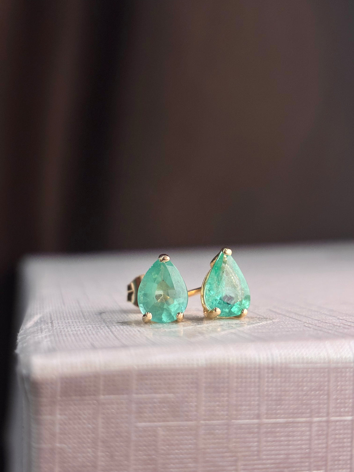 Arete de gota esmeralda en oro 14k