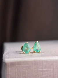 Arete de gota esmeralda en oro 14k