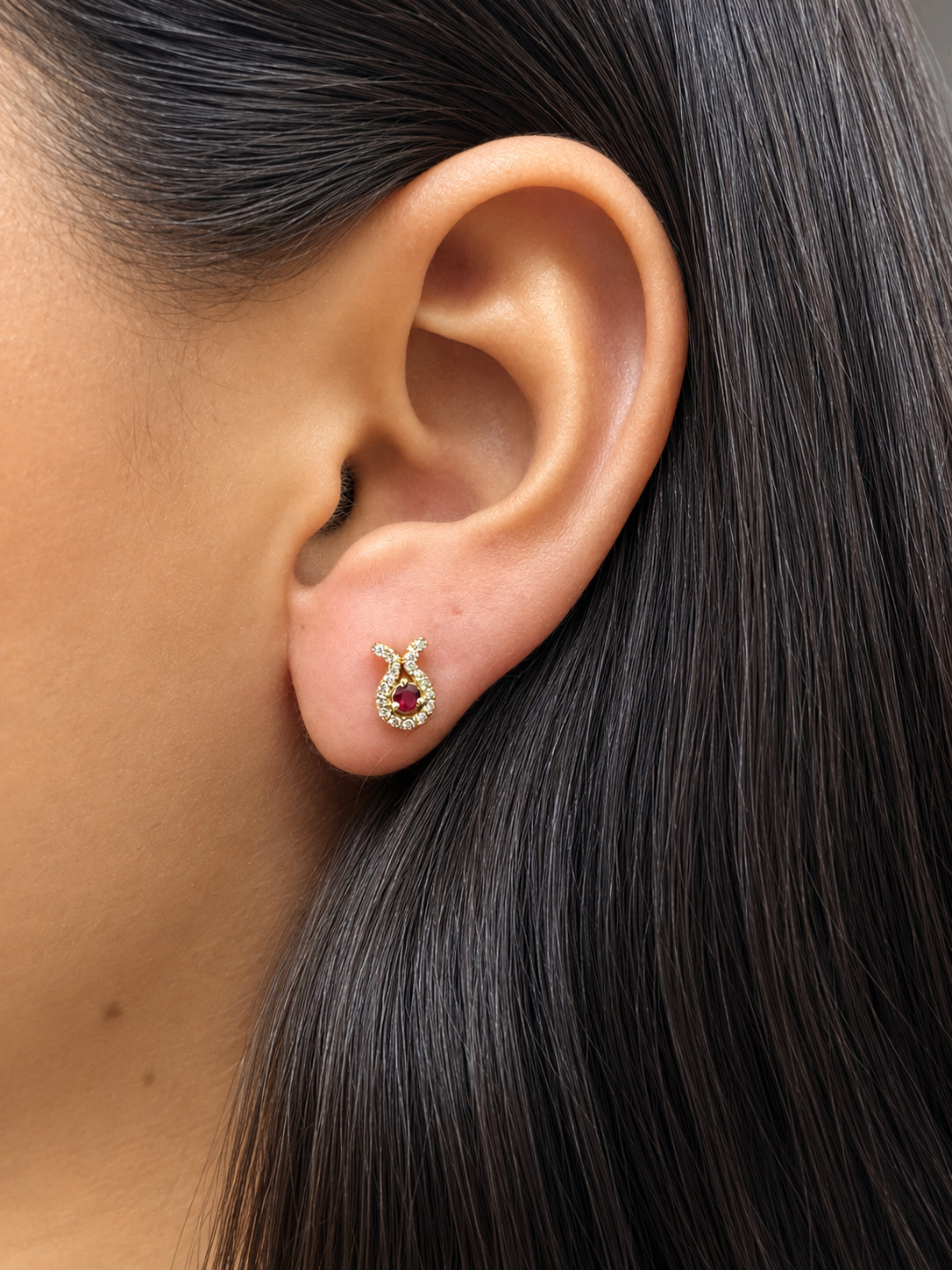 Arete de rubí con diamantes en oro 14k