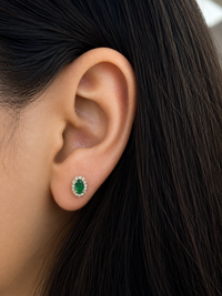 Arete oval de esmeralda con halo de diamantes en oro 14k