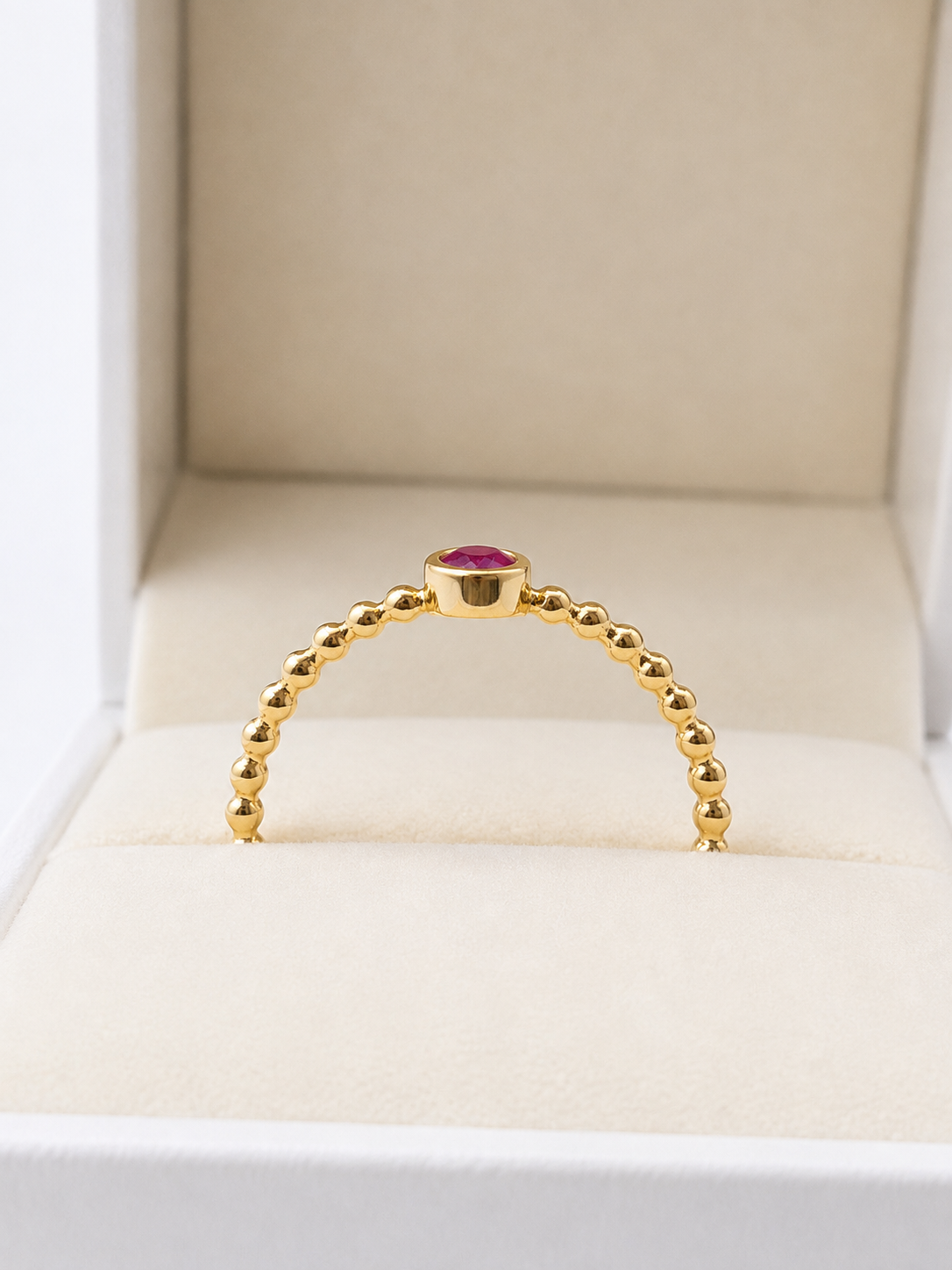 Anillo con mini rubi en oro 14k