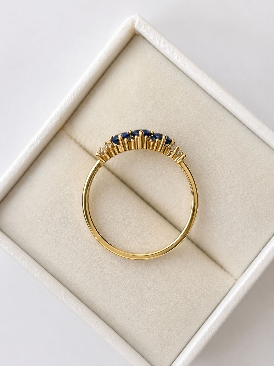 Anillo de 3 zafiros y diamantes en oro 14k