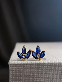 Arete de zafiro con un mini diamante en oro 14k