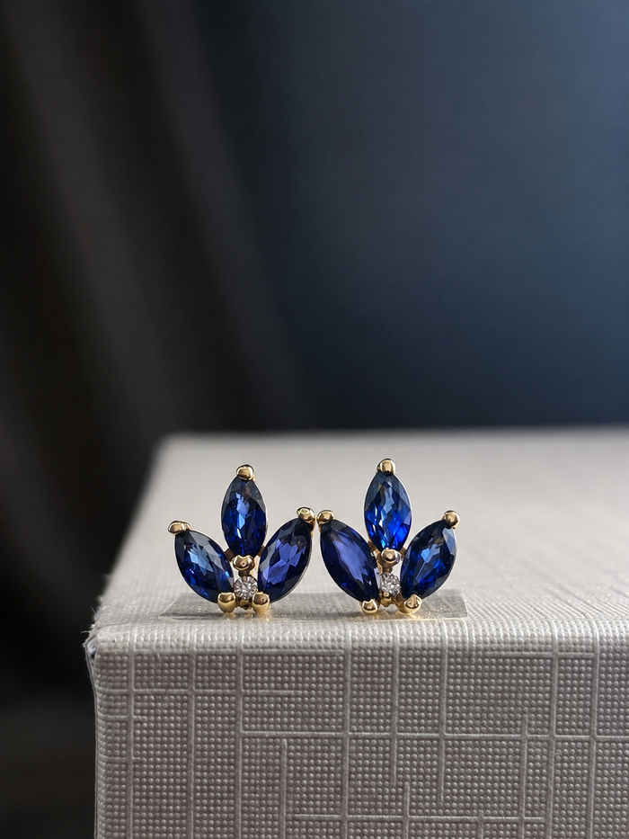 Arete de zafiro con un mini diamante en oro 14k