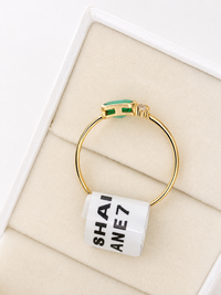 Anillo de esmeralda con 2 mini diamantes en oro 14k