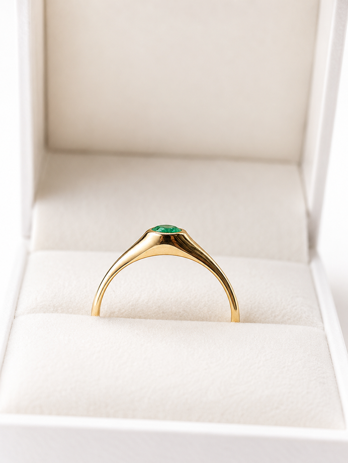 Anillo gota de esmeralda biselada en oro 14k