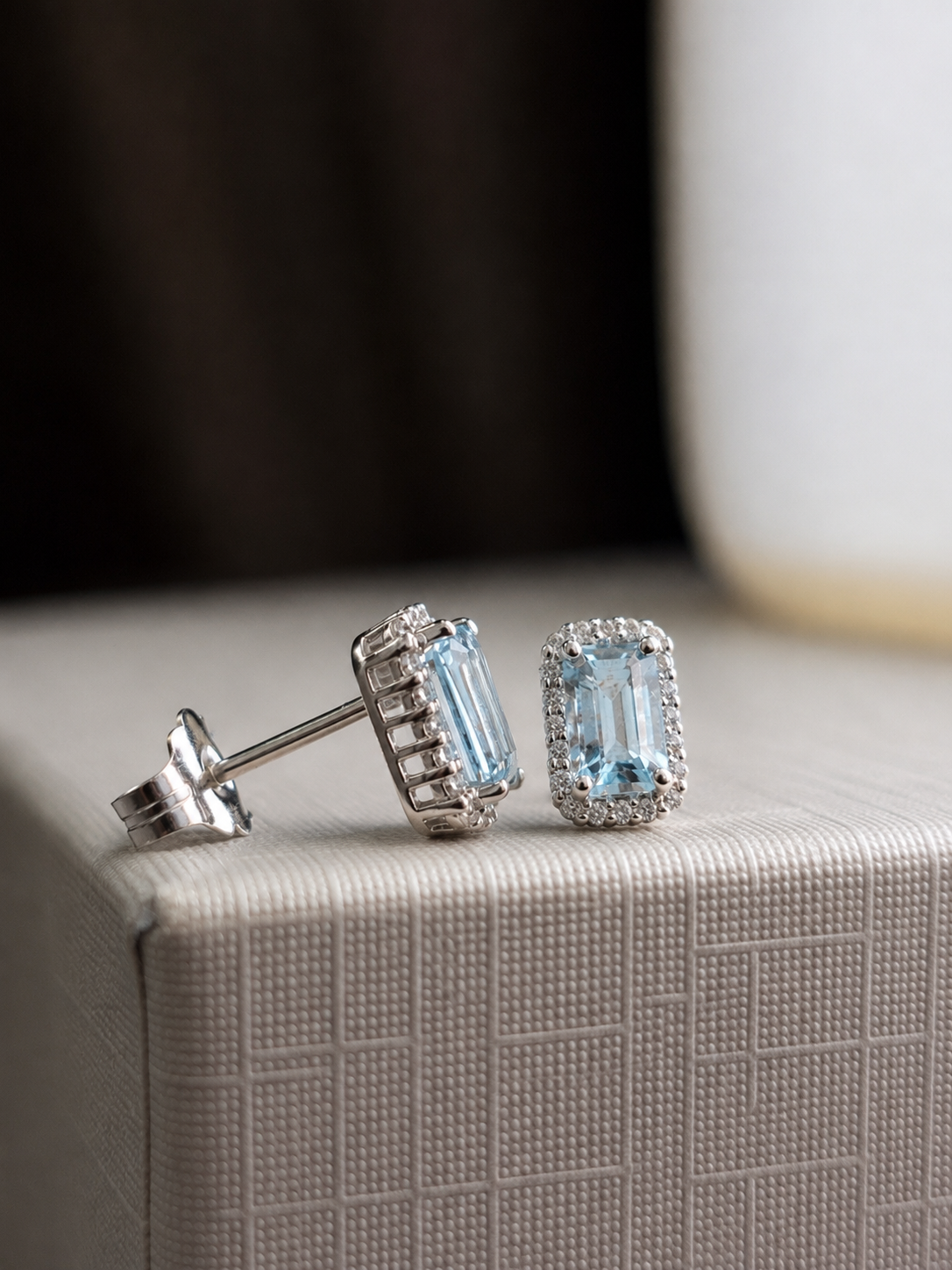 Aretes de aguamarina con halo de diamantes en oro 14k