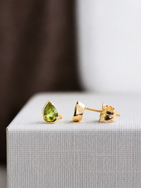 Arete mini gota peridoto medio biselado oro 14k