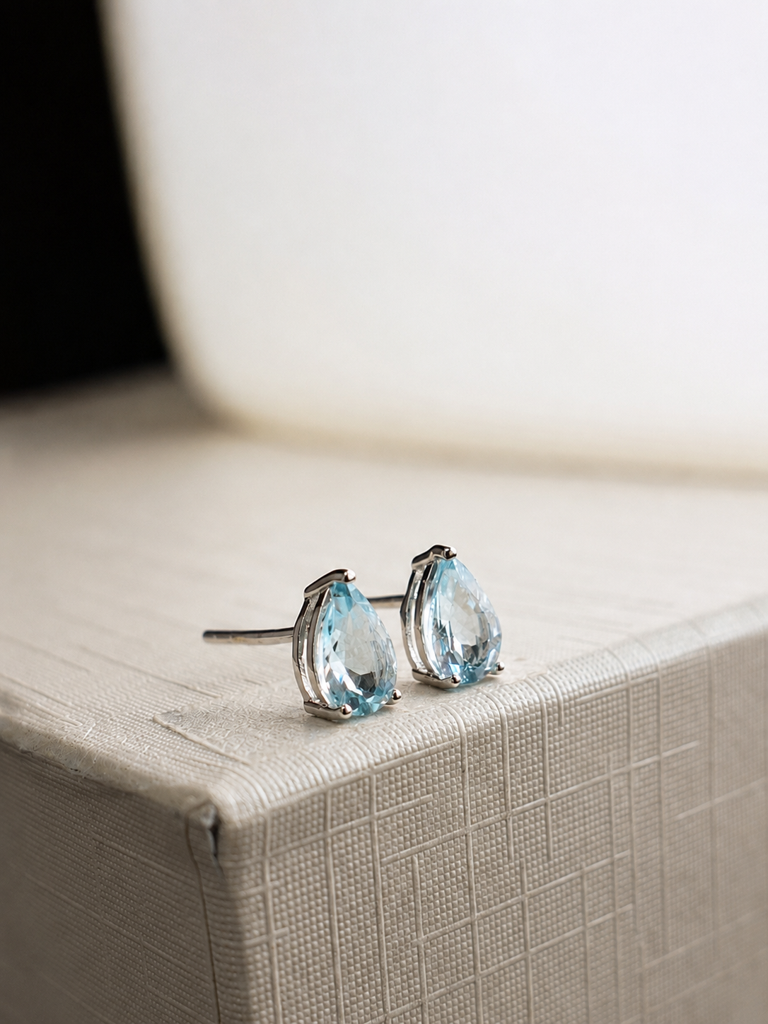 Aretes gota de aguamarina en oro blanco 14k