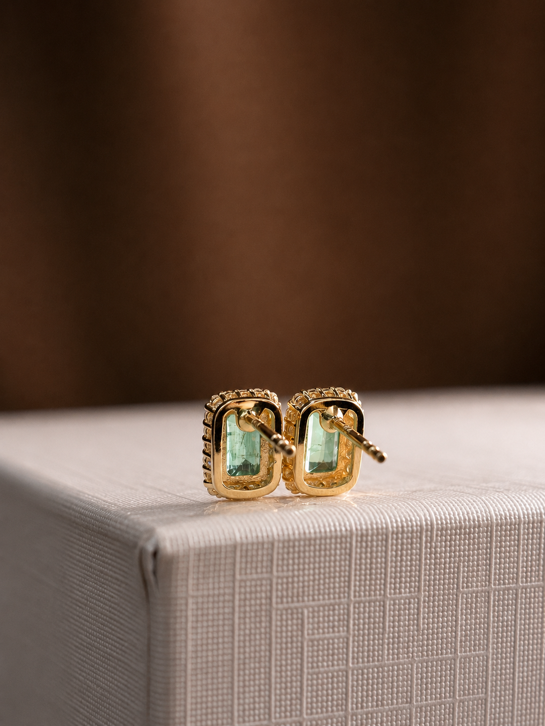 Aretes de esmeralda con halo de diamantes en oro 14k