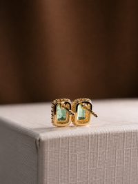 Aretes de esmeralda con halo de diamantes en oro 14k