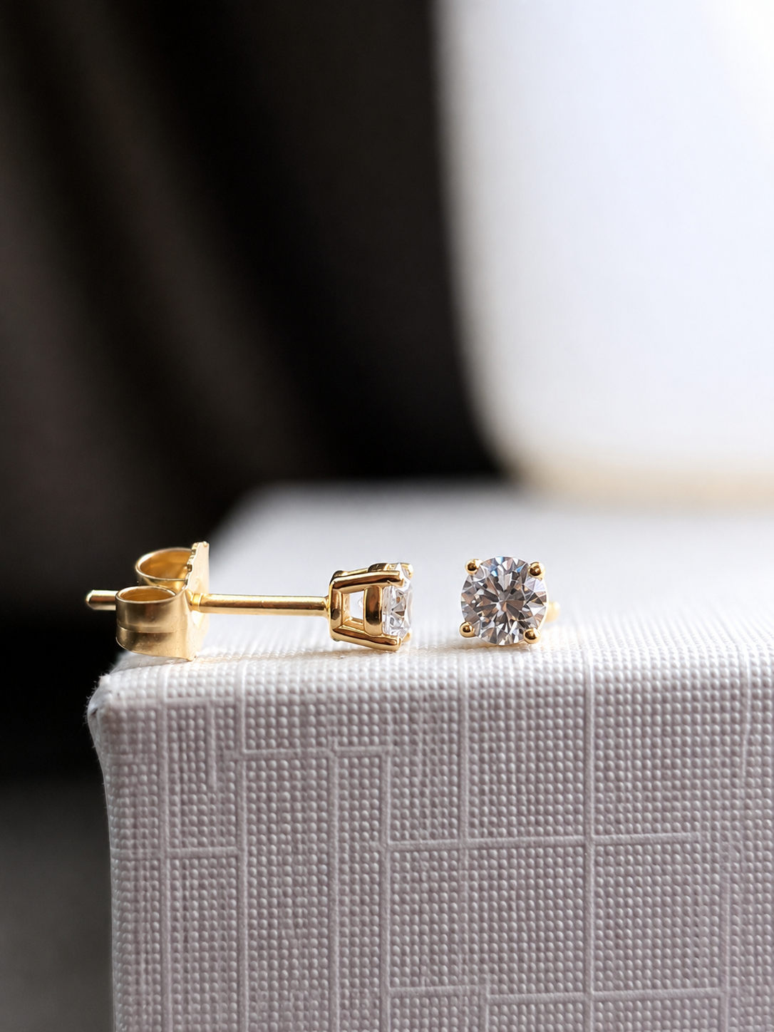 Arates mini diamante natural en oro 14k