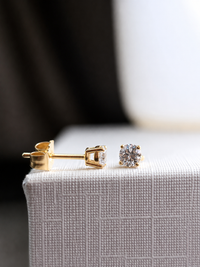 Arates mini diamante natural en oro 14k