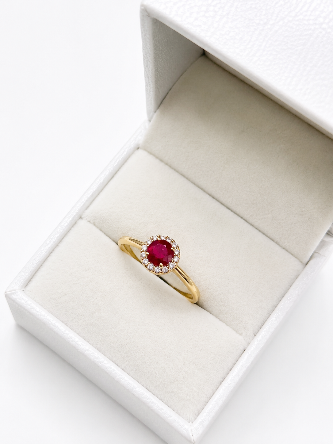 Anillo de rubi con halo de diamantes en oro 14k