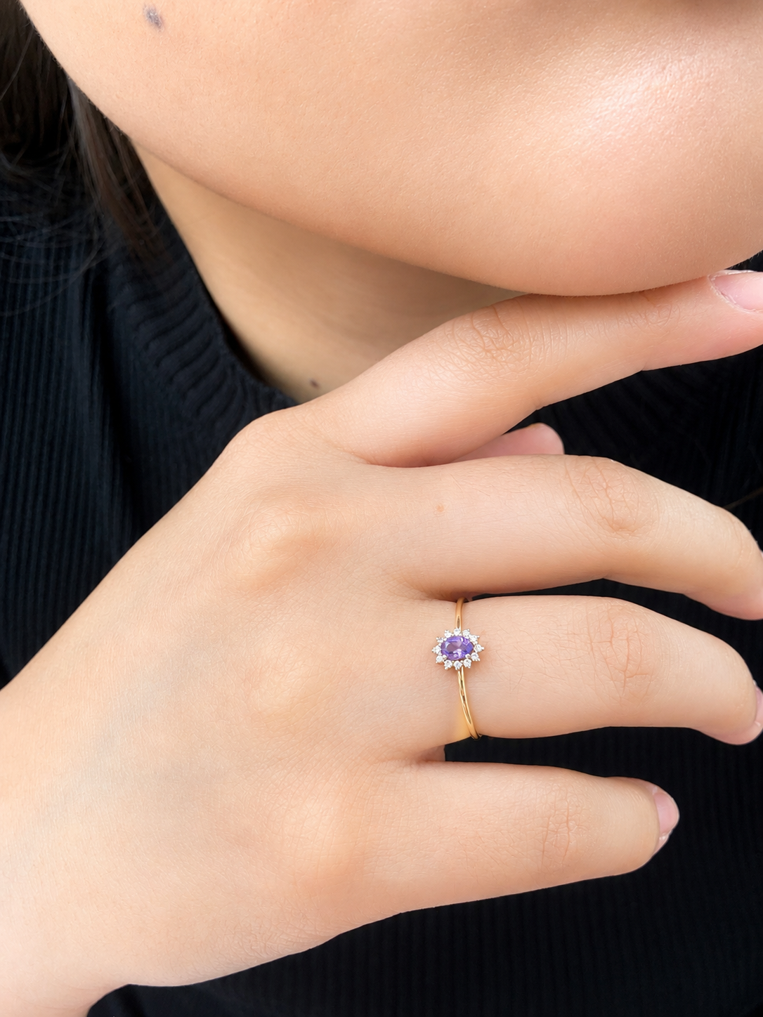 Anillo de amatista oval con halo de diamantes en oro 14k