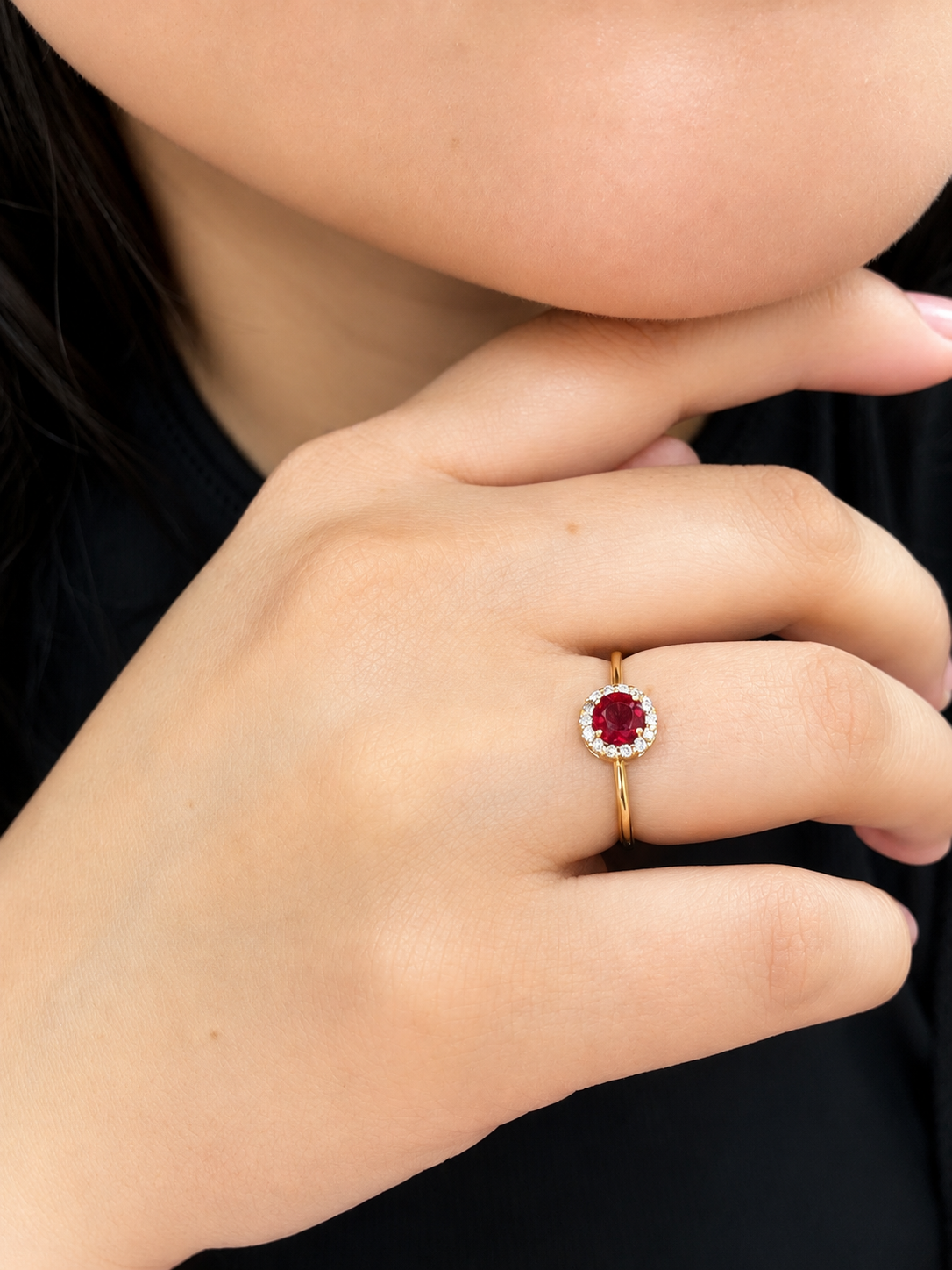 Anillo de rubi con halo de diamantes en oro 14k