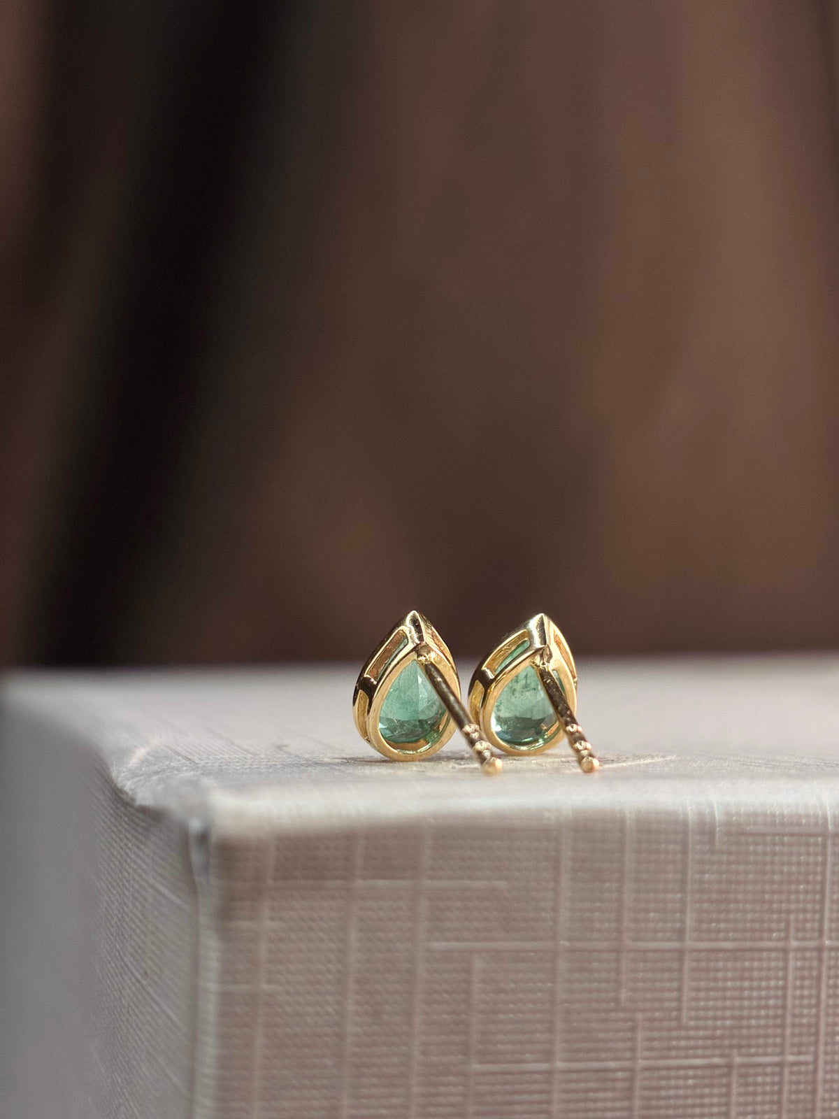 Arete esmeralda gota biselado oro 14k