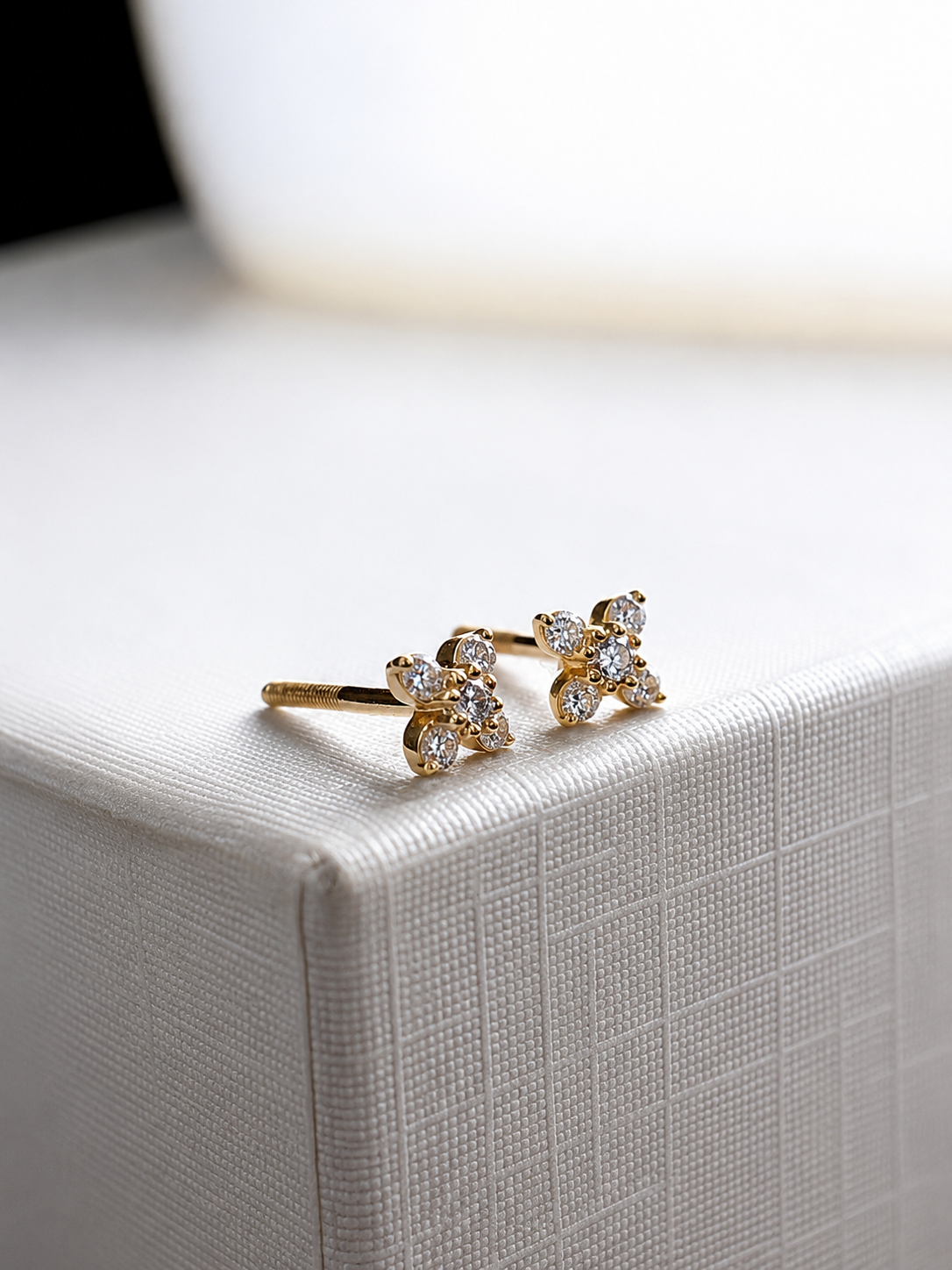 Aretes mini flor diamantes naturales en oro 10k