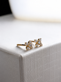 Aretes mini flor diamantes naturales en oro 10k