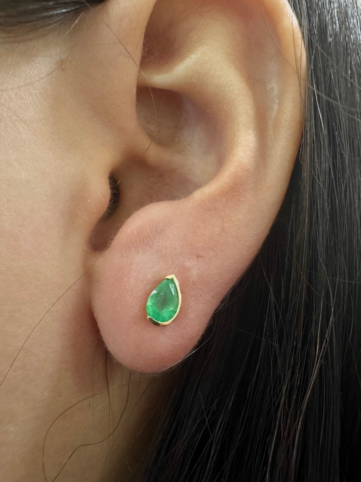 Arete de gota medio biselada esmeralda